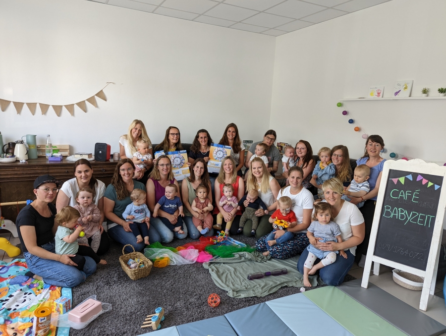 Nehmen das Angebot des Cafés Babyzeit in Bad Wünnenberg-Haaren gerne an – interessierte Mamas mit (hintere Reihe, 2.v.l.) Claudia Grußmann vom Familienzentrum Rappelkiste, (3.v.l.) Michaela Jeske vom Kreisjugendamt Paderborn und (4.v.l.) Sandra Hesse von der Stadt Bad Wünnenberg © Kreis Paderborn